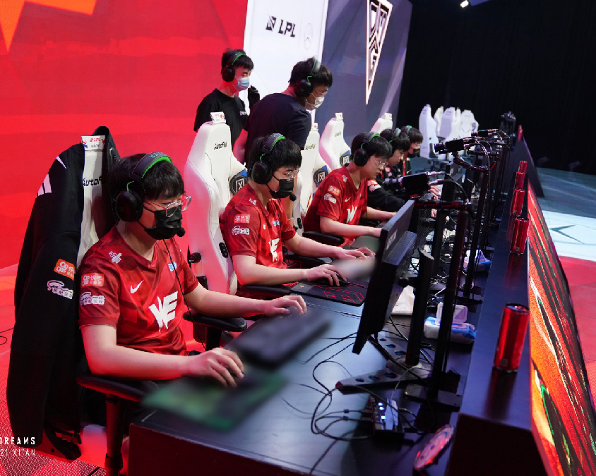 舉足輕重的 舉足輕重的